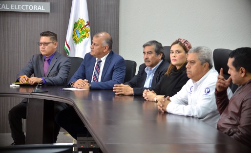 Francisco Garrido Sánchez,  presidente de la Asociación Civil Podemos, presentó la solicitud de registro como partido político local de esta organización ante el OPLE.