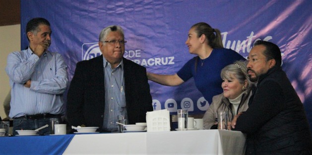 Integrantes del PAN Estatal y diputados festejaron el Año Nuevo con reporteros y periodistas, y de pilón Día de Reyes. Presnte el líder estatal del PAN, Joaquín Guzmán 