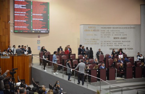 Con 40 votos, sin abstenciones o votos en contra, el Pleno de la LXV Legislatura aprobó establecer la Unidad de Medida y Actualización (UMA), en sustitución del salario mínimo como unidad de cuenta, índice, base, medida o referencia. 
