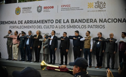El gobernador Cuitláhuac García participó en el primer arrío de bandera en el parque Juárez, en compañía de autoridades municipales y estatales.
