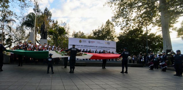 El gobernador Cuitláhuac García participó en el primer arrío de bandera en el parque Juárez, en compañía de autoridades municipales y estatales.