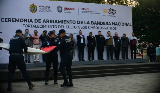 El gobernador Cuitláhuac García participó en el primer arrío de bandera en el parque Juárez, en compañía de autoridades municipales y estatales.