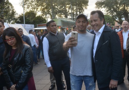 El gobernador Cuitláhuac García participó en el primer arrío de bandera en el parque Juárez, en compañía de autoridades municipales y estatales.