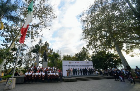 El gobernador Cuitláhuac García participó en el primer arrío de bandera en el parque Juárez, en compañía de autoridades municipales y estatales.