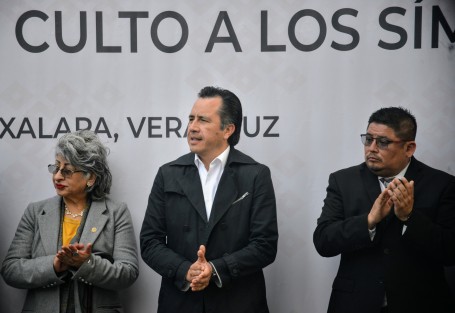 El gobernador Cuitláhuac García participó en el primer arrío de bandera en el parque Juárez, en compañía de autoridades municipales y estatales.