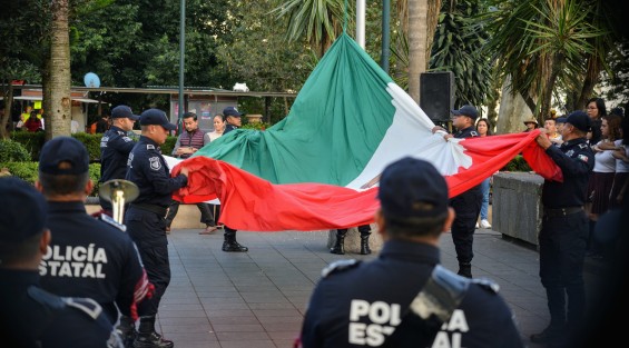 El gobernador Cuitláhuac García participó en el primer arrío de bandera en el parque Juárez, en compañía de autoridades municipales y estatales.