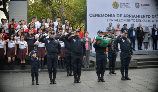 El gobernador Cuitláhuac García participó en el primer arrío de bandera en el parque Juárez, en compañía de autoridades municipales y estatales.
