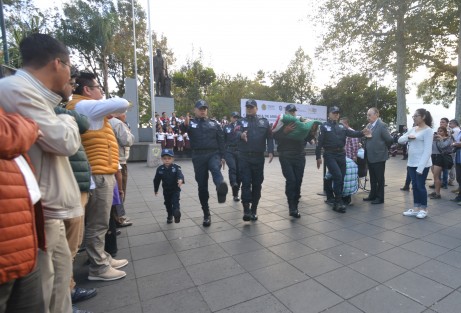 El gobernador Cuitláhuac García participó en el primer arrío de bandera en el parque Juárez, en compañía de autoridades municipales y estatales.