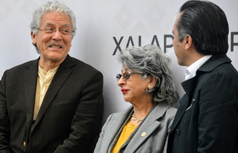 El que dio la nota chusca fue el alcalde de Xalapa Hipólito Rodríguez, quien llegó casi veinte minutos iniciado el acto cívico y no tuvo más que reírse.  