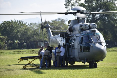 La  unidad Súper Puma, adscrita a la Secretaría de Marina Armada de México, llegó al campo de fútbol del Seguro Social de Martínez de la Torre, Ver, desde donde trasladaron al Hospital Naval de la ciudad y Puerto de Veracruz a  tres de los policías lesionados que se encontraban en el interior de la clínica 28 del IMSS de esa ciudad.