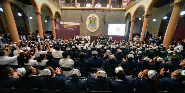 El gobernador del Estado, Cuitláhuac García, acompañado del secretario de Salud, Roberto Ramos Alor, encabezaron la Ceremonia Conmemorativa por el Día de la Enfermería, en el patio central del Palacio de Gobierno.