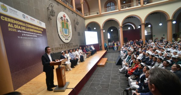 El gobernador del Estado, Cuitláhuac García, acompañado del secretario de Salud, Roberto Ramos Alor, encabezaron la Ceremonia Conmemorativa por el Día de la Enfermería, en el patio central del Palacio de Gobierno.