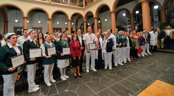 El gobernador del Estado, Cuitláhuac García, acompañado del secretario de Salud, Roberto Ramos Alor, encabezaron la Ceremonia Conmemorativa por el Día de la Enfermería, en el patio central del Palacio de Gobierno.