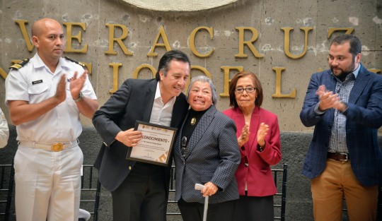 El gobernador del Estado, Cuitláhuac García, acompañado del secretario de Salud, Roberto Ramos Alor, encabezaron la Ceremonia Conmemorativa por el Día de la Enfermería, en el patio central del Palacio de Gobierno.
