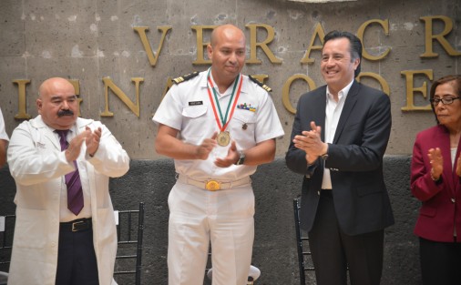 El gobernador del Estado, Cuitláhuac García, acompañado del secretario de Salud, Roberto Ramos Alor, encabezaron la Ceremonia Conmemorativa por el Día de la Enfermería, en el patio central del Palacio de Gobierno.