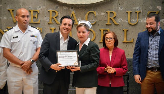 El mandatario estatal entregó reconocimientos a enfermeros por su trayectoria.