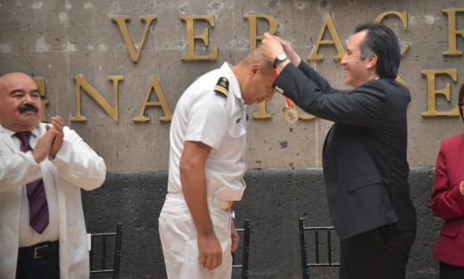 El mandatario estatal entregó reconocimientos a enfermeros por su trayectoria.