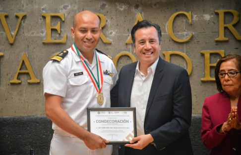 El mandatario estatal entregó reconocimientos a enfermeros por su trayectoria.
