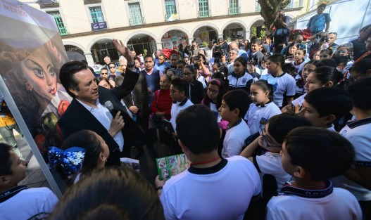 El mandatario estatal de Veracruz, Cuitláhuac García, en compañia del alcalde de Xalapa, Hipólito Rodríguez y Silvia Alejandre Prado, del IVEC, inauguraron la muestra móvil de Diego Rivera. Alumnos de la Escuela Anexa de la Normal Veracruzana atestiguaron la primera de varias que se realizarán en este municipio y en el resto del estado 