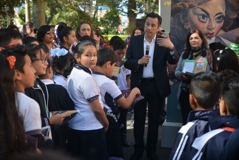 El mandatario estatal de Veracruz, Cuitláhuac García, en compañia del alcalde de Xalapa, Hipólito Rodríguez y Silvia Alejandre Prado, del IVEC, inauguraron la muestra móvil de Diego Rivera. Alumnos de la Escuela Anexa de la Normal Veracruzana atestiguaron la primera de varias que se realizarán en este municipio y en el resto del estado 
