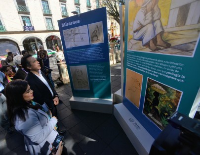 El mandatario estatal de Veracruz, Cuitláhuac García, en compañia del alcalde de Xalapa, Hipólito Rodríguez y Silvia Alejandre Prado, del IVEC, inauguraron la muestra móvil de Diego Rivera. Alumnos de la Escuela Anexa de la Normal Veracruzana atestiguaron la primera de varias que se realizarán en este municipio y en el resto del estado 