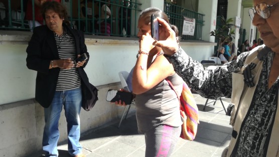 Un hombre en estado de calle agredió a una mujer con un objeto punzocortante luego de que ésta se negara a darle tres pesos, policías municipales lo detuvieron luego de la agresión.  