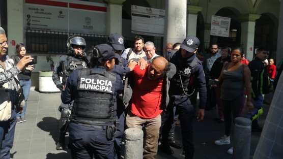 Un hombre en estado de calle agredió a una mujer con un objeto punzocortante luego de que ésta se negara a darle tres pesos, policías municipales lo detuvieron luego de la agresión.  