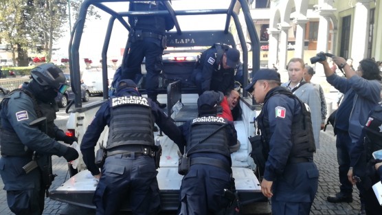Un hombre en estado de calle agredió a una mujer con un objeto punzocortante luego de que ésta se negara a darle tres pesos, policías municipales lo detuvieron luego de la agresión.  