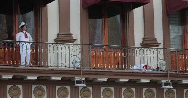 Así la jarocha en Palacio de Gobierno.  Ha de ser para hacer visible la violencia de género en el estado.