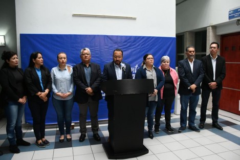  Joaquín Guzmán Avilés, dirigente estatal del PAN, dijo que es lamentable que la administración del gobernador Cuitláhuac García Jiménez siga culpando a las administraciones anteriores y a los laboratorios por el desabasto de medicamentos en hospitales.  