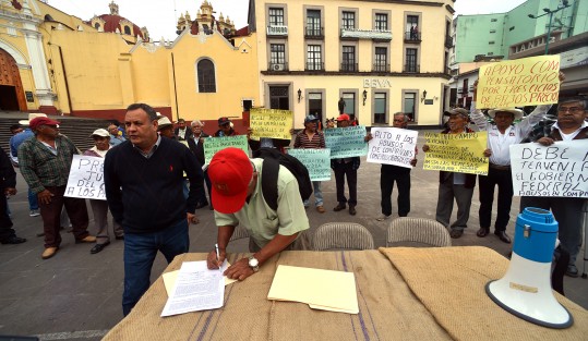 Integrantes del Consejo Regional del Café de Coatepec y la Coordinadora Nacional de Organizaciones Cafetaleras se manifestaron nuevamente en plaza Lerdo y esta vez amenazan con tomar carreteras si el gobernador Cuitláhuac García no interviene para dar solución al actual sistema de comercialización de café que imponen compañías trasnacionales.