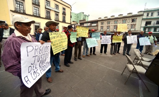 Integrantes del Consejo Regional del Café de Coatepec y la Coordinadora Nacional de Organizaciones Cafetaleras se manifestaron nuevamente en plaza Lerdo y esta vez amenazan con tomar carreteras si el gobernador Cuitláhuac García no interviene para dar solución al actual sistema de comercialización de café que imponen compañías trasnacionales.