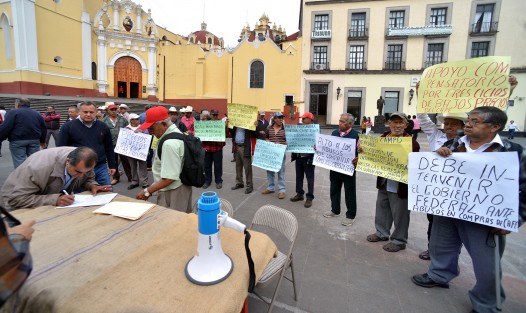 Integrantes del Consejo Regional del Café de Coatepec y la Coordinadora Nacional de Organizaciones Cafetaleras se manifestaron nuevamente en plaza Lerdo y esta vez amenazan con tomar carreteras si el gobernador Cuitláhuac García no interviene para dar solución al actual sistema de comercialización de café que imponen compañías transnacionales. 