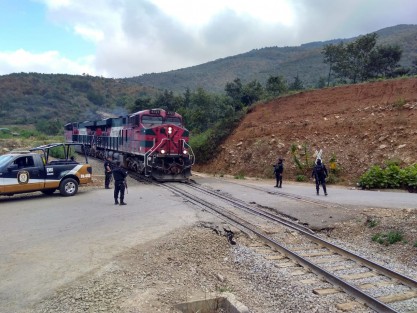Elementos del Instituto de la Policía Auxiliar y Protección Patrimonial para el Estado de Veracruz (IPAX), evitaron anoche un intento de asalto al tren de la empresa Ferrosur, en la localidad El Encinar, municipio de Nogales, Ver..  