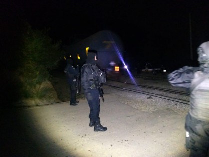 Elementos del Instituto de la Policía Auxiliar y Protección Patrimonial para el Estado de Veracruz (IPAX), evitaron anoche un intento de asalto al tren de la empresa Ferrosur, en la localidad El Encinar, municipio de Nogales, Ver..  