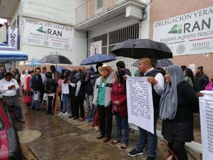 Manifestación afuera de las oficinas del Registro Agrario Nacional. El Abogado  Oscar Campo Buenrostro dijo que el motivo de la protesta es que piden un trato digno y justo para todos los ejidatarios y los de la tercera edad y <em>para nosotros también, los abogados</em>.  