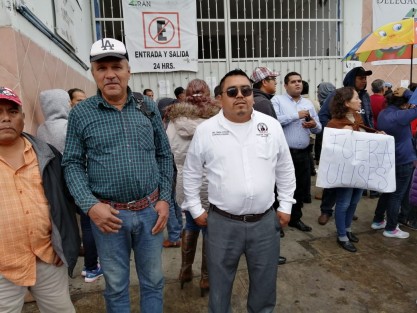 Manifestación afuera de las oficinas del Registro Agrario Nacional. El Abogado  Oscar Campo Buenrostro dijo que el motivo de la protesta es que piden un trato digno y justo para todos los ejidatarios y los de la tercera edad y <em>para nosotros también, los abogados</em>.  