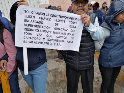 Hacen un llamado al Mandatario Estatal para que ponga cartas en el asunto y dé un jalón de orejas a los empleados, así como directores.<em>Que no porque ocupen un cargo quieran trarar con la punta del pie a los veracruzanos</em>.  