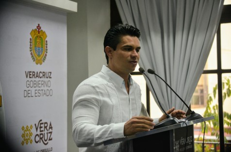 La titular de SECTUR Xóchitl Arbesú y el alcalde de Tlacotalpan, Christian Romero, en conferencia de prensa presentaron  el programa de las fiestas de La Candelaria, que realizarán del 31 de enero al 2 de febrero en aquel municipio.