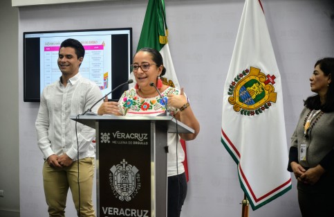 La titular de SECTUR Xóchitl Arbesú y el alcalde de Tlacotalpan, Christian Romero, en conferencia de prensa presentaron  el programa de las fiestas de La Candelaria, que realizarán del 31 de enero al 2 de febrero en aquel municipio.