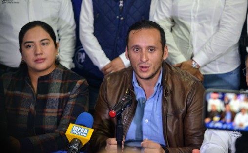 El diputado local Sergio Hernández dijo que el Partido Acción Nacional está más unido que nunca a pesar que existen dos bancadas en el Congreso local; dijo que en breve se resolverá este tema. 