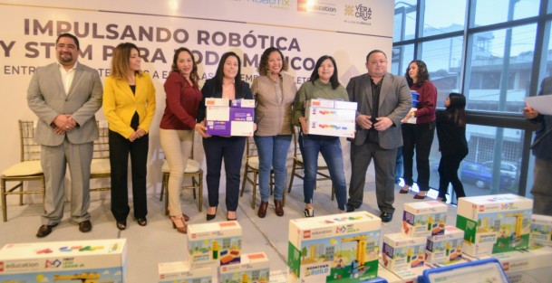 Autoridades de la SEV realizaron la presentación del Proyecto Piloto <em>Impulsando Robótica y STEM para todo México</em> en las instalaciones de un conocido hotel de Xalapa. También se entregó material a escuelas de tiempo completo.