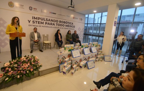 Autoridades de la SEV realizaron la presentación del Proyecto Piloto <em>Impulsando Robótica y STEM para todo México</em> en las instalaciones de un conocido hotel de Xalapa. También se entregó material a escuelas de tiempo completo.