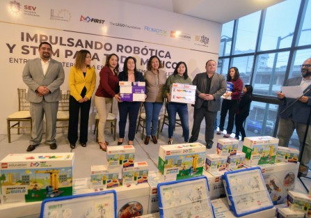 Autoridades de la SEV realizaron la presentación del Proyecto Piloto <em>Impulsando Robótica y STEM para todo México</em> en las instalaciones de un conocido hotel de Xalapa. También se entregó material a escuelas de tiempo completo.