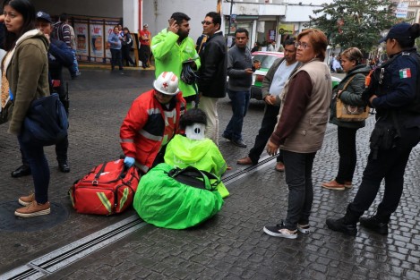 Mujer derrapó su moto sobre la calle de Lucio, al parecer la llanta de su vehículo quedó sobre la coladera de acero, y al querer frenar vino el incidente. La dama fue trasladada al Hospital Civil para descartar cualquier lesión seria. 