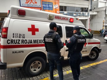 Mujer derrapó su moto sobre la calle de Lucio, al parecer la llanta de su vehículo quedó sobre la coladera de acero, y al querer frenar vino el incidente. La dama fue trasladada al Hospital Civil para descartar cualquier lesión seria. 