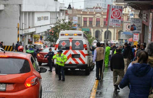 Mujer derrapó su moto sobre la calle de Lucio, al parecer la llanta de su vehículo quedó sobre la coladera de acero, y al querer frenar vino el incidente. La dama fue trasladada al Hospital Civil para descartar cualquier lesión seria. 