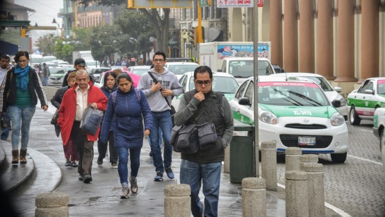 La persistencia de una vaguada en el Oeste-Suroeste del Golfo de México mantendrá las condiciones para nieblas, lloviznas y lluvias en territorio veracruzano, en el transcurso de las siguientes 24 horas, algunos periodos de sol hacia el mediodía y por la tarde, el viento en la costa del Este y Noreste moderado y el ambiente diurno de templado a relativamente cálido. 