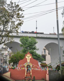 La persistencia de una vaguada en el Oeste-Suroeste del Golfo de México mantendrá las condiciones para nieblas, lloviznas y lluvias en territorio veracruzano, en el transcurso de las siguientes 24 horas, algunos periodos de sol hacia el mediodía y por la tarde, el viento en la costa del Este y Noreste moderado y el ambiente diurno de templado a relativamente cálido. 