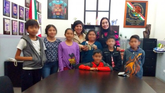 La Presidenta del Sistema Municipal DIF, Mara Chama Villa en compañía de la Sindica Municipal, Zayra del Carmen Martínez Andrade, hicieron entrega de un incentivo a los pequeños participantes del grupo,  <em>Rumberitos de la Gloria Escondida